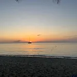 Seacret Studios - Cozy Jamaican Retreat Apts