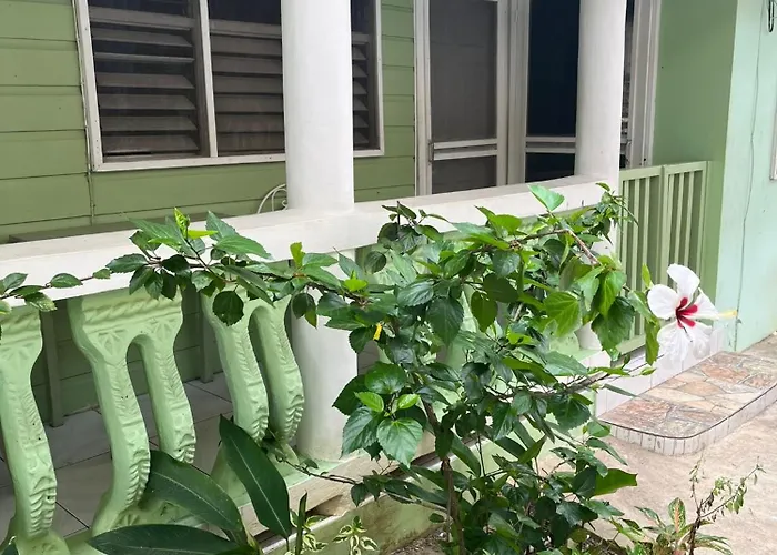 Andre\'S Guest House