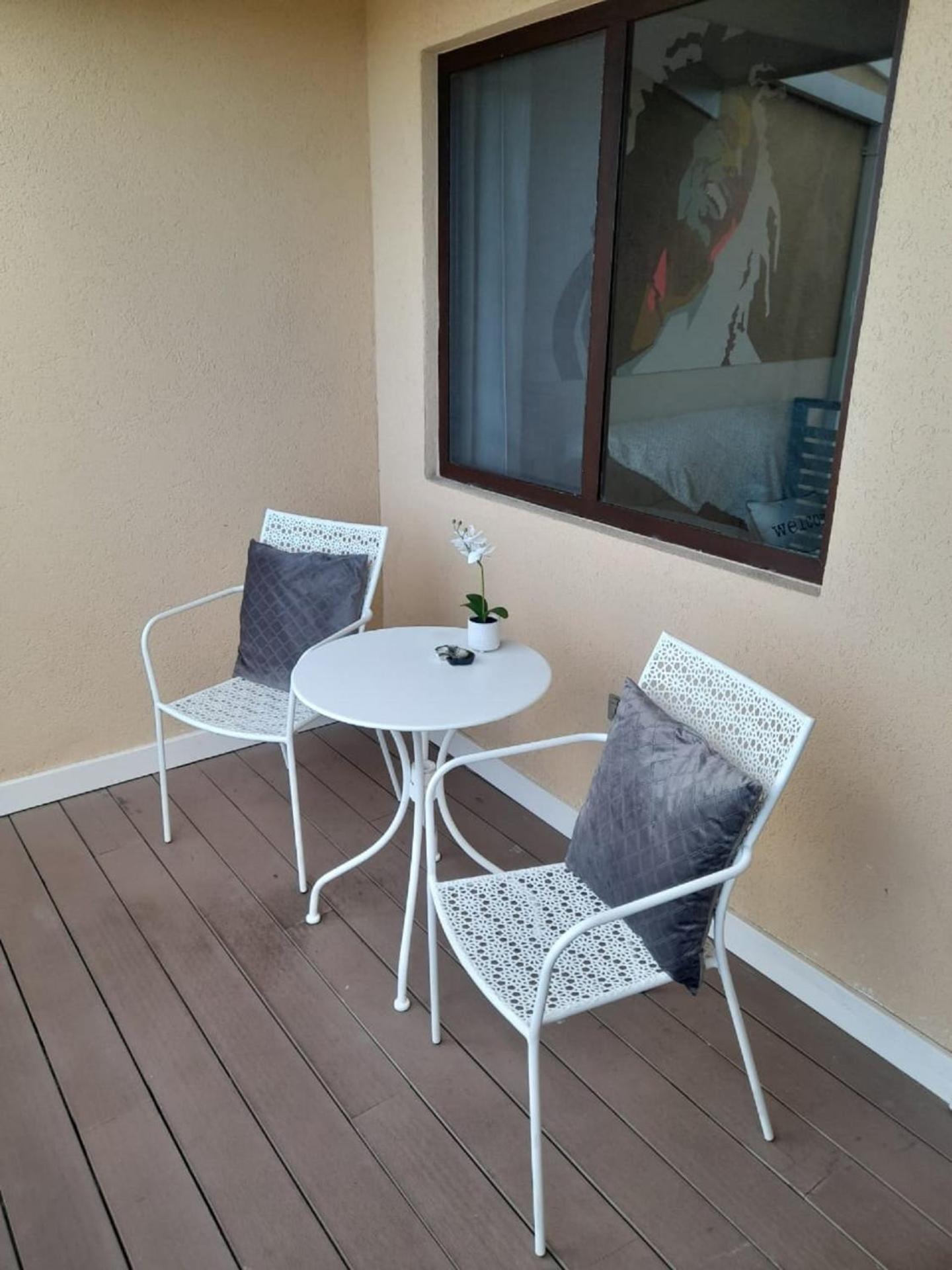 Beautiful 1-bed In Jamaica Apartment