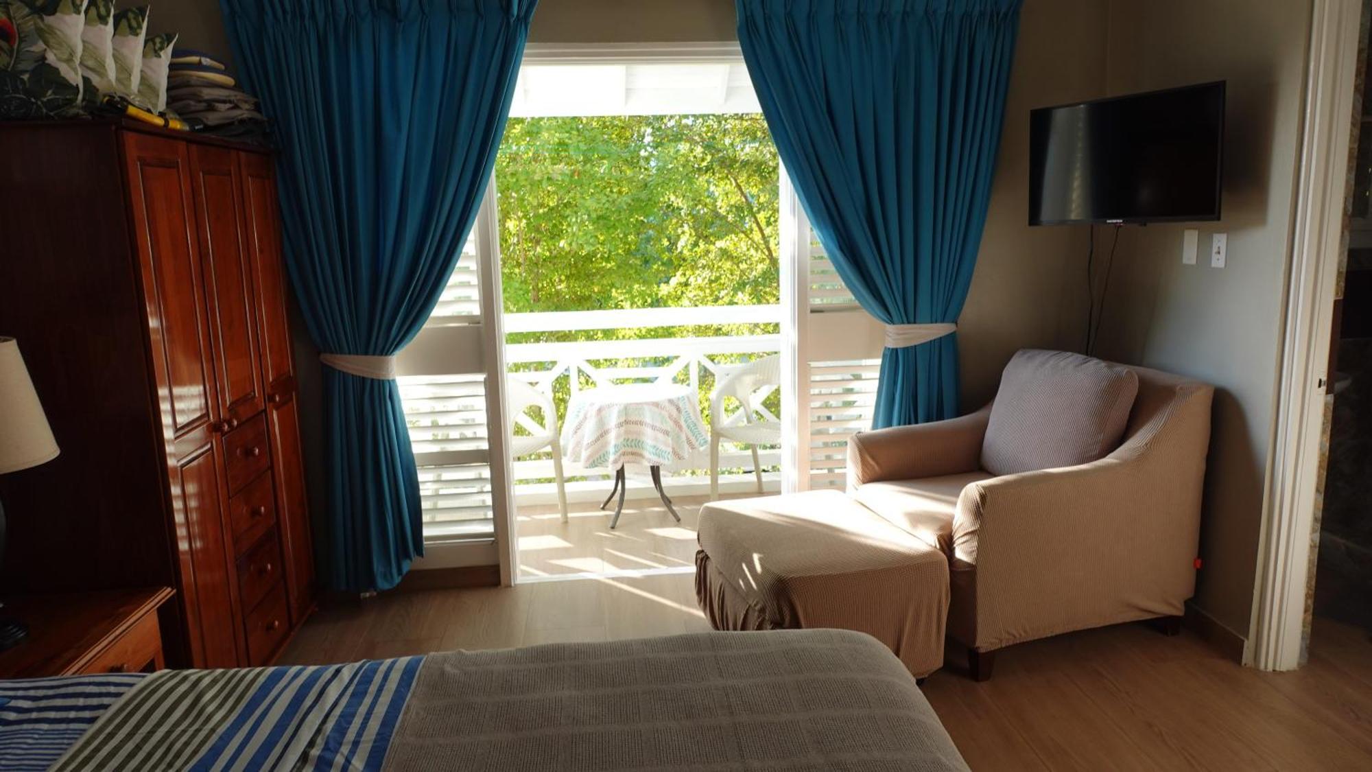 Point Village 3*