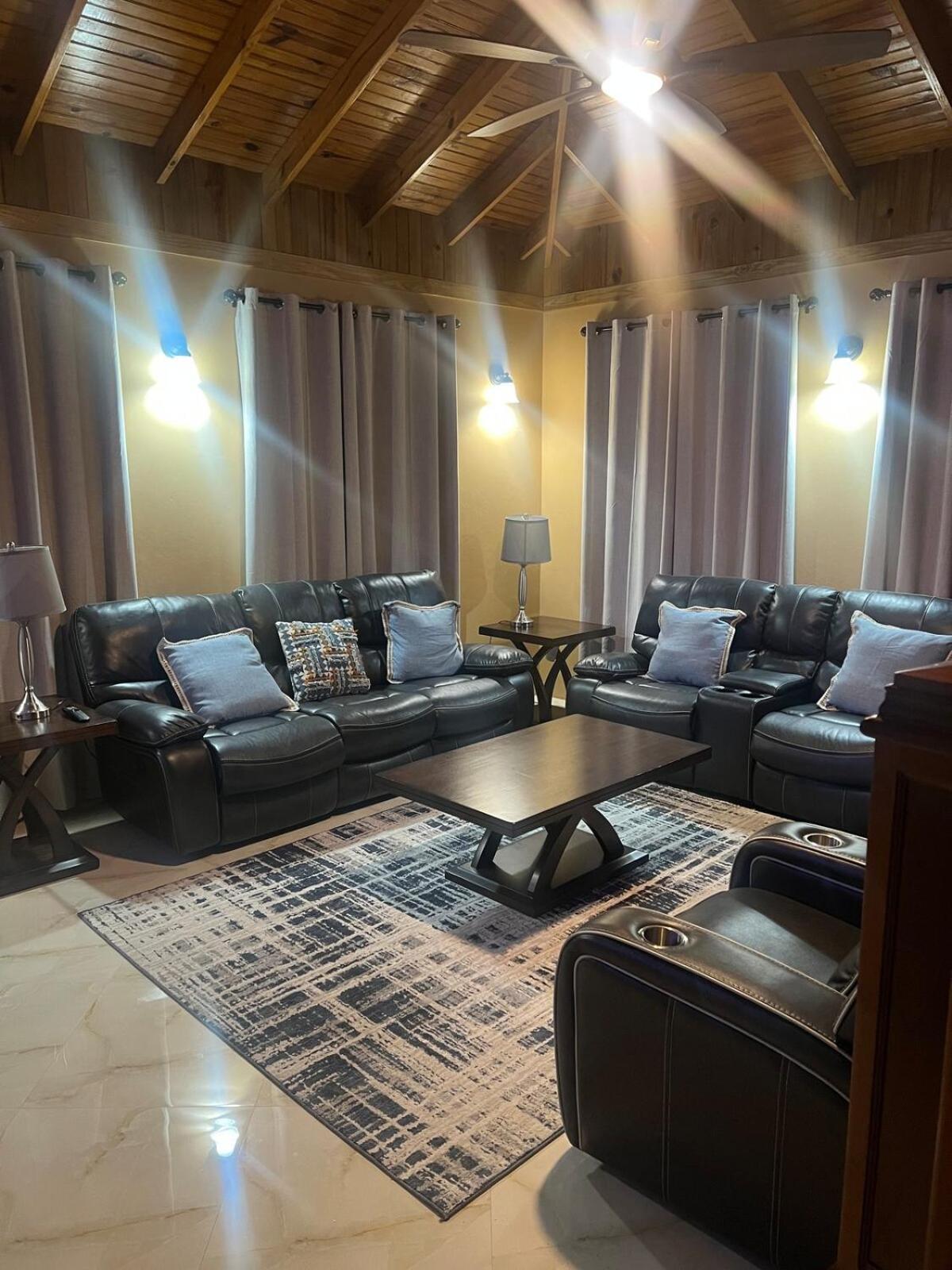 Apartment Paradise At 3 Bedroom 2 Bathrooms *