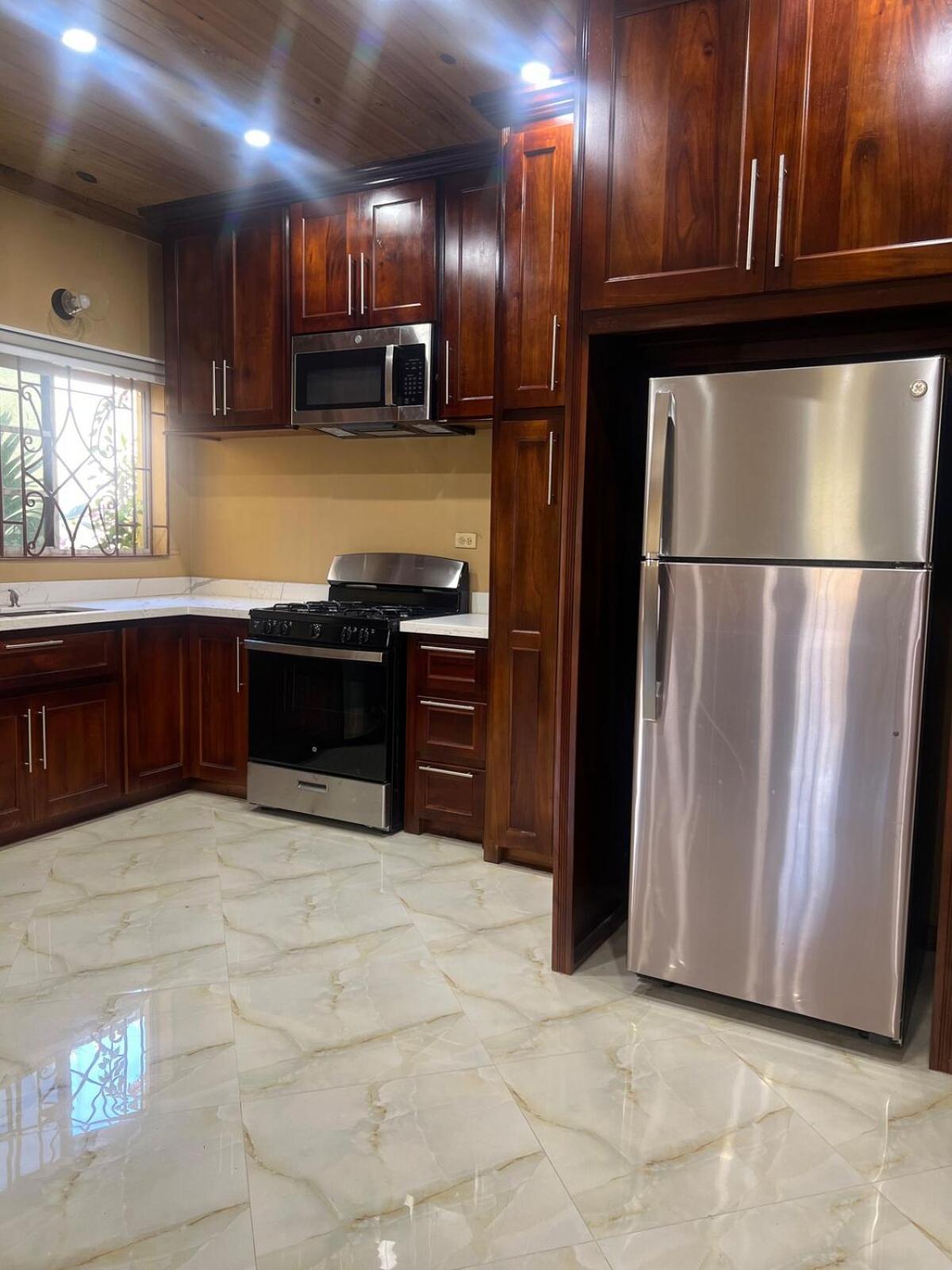 Apartment Walk To The In 2 Bedrooms 2 Bathrooms *