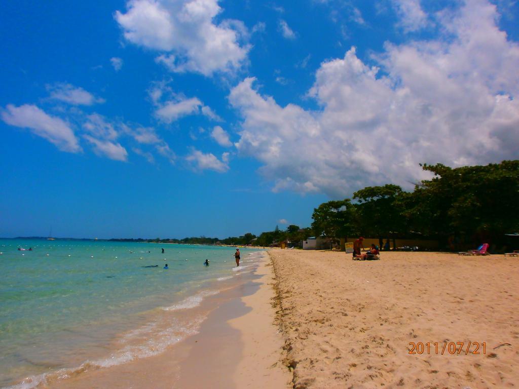 Coral Seas Hotel 2*