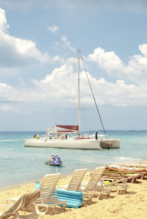 Coral Seas Hotel 2*