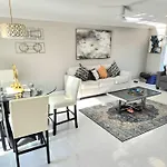 Modern Luxury 2-Bedroom 2.5-Bathroom Townhouse