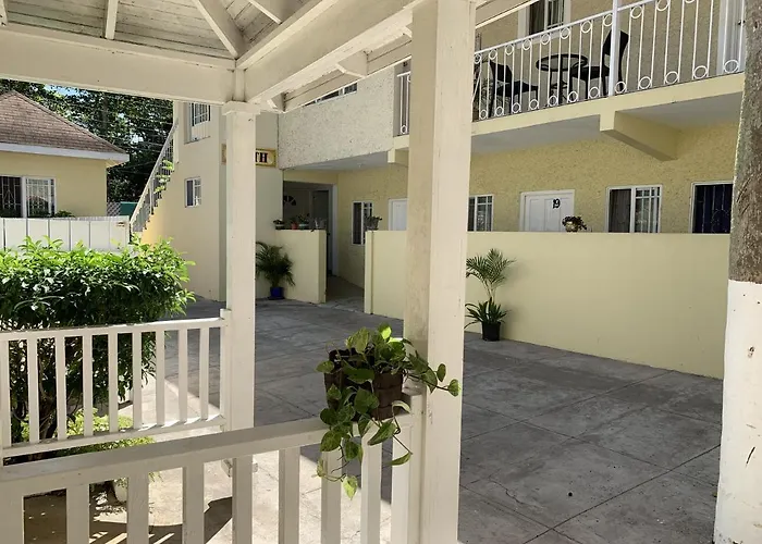 Comfy Stay In Jamaica -Enjoy 7 Miles Of White Sand Beach! Villa