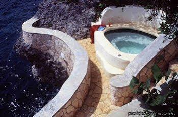 The Caves 5*