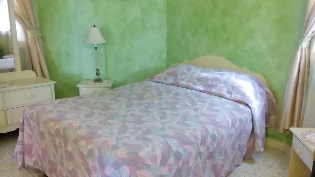 Mariposa Hide-away 3*