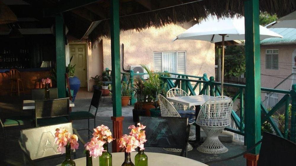 Bar-b-barn Hotel Negril