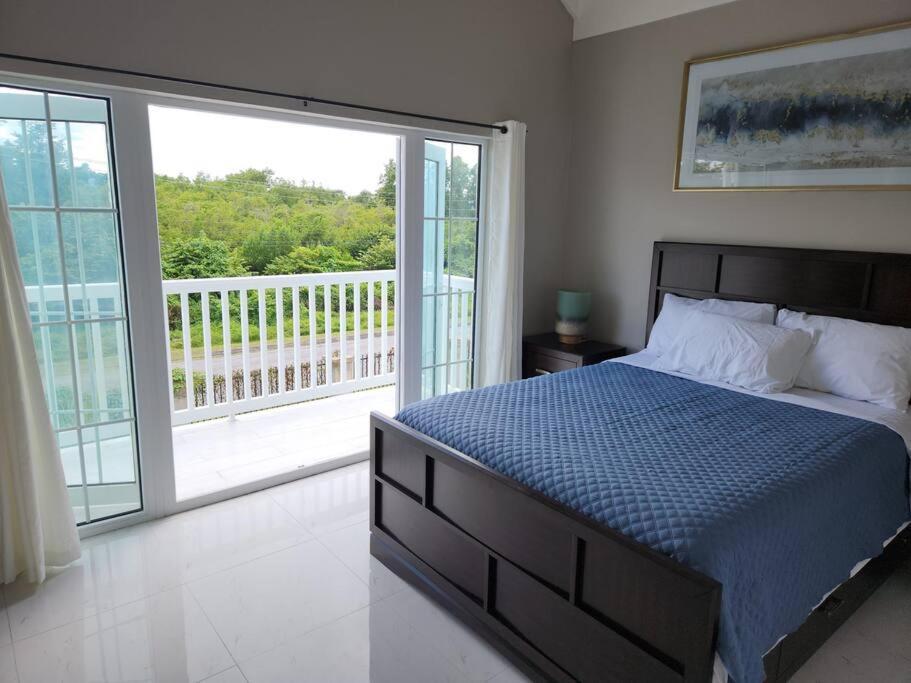 Modern Luxury 2-bedroom 2.5-bathroom Townhouse Casa de férias Negril