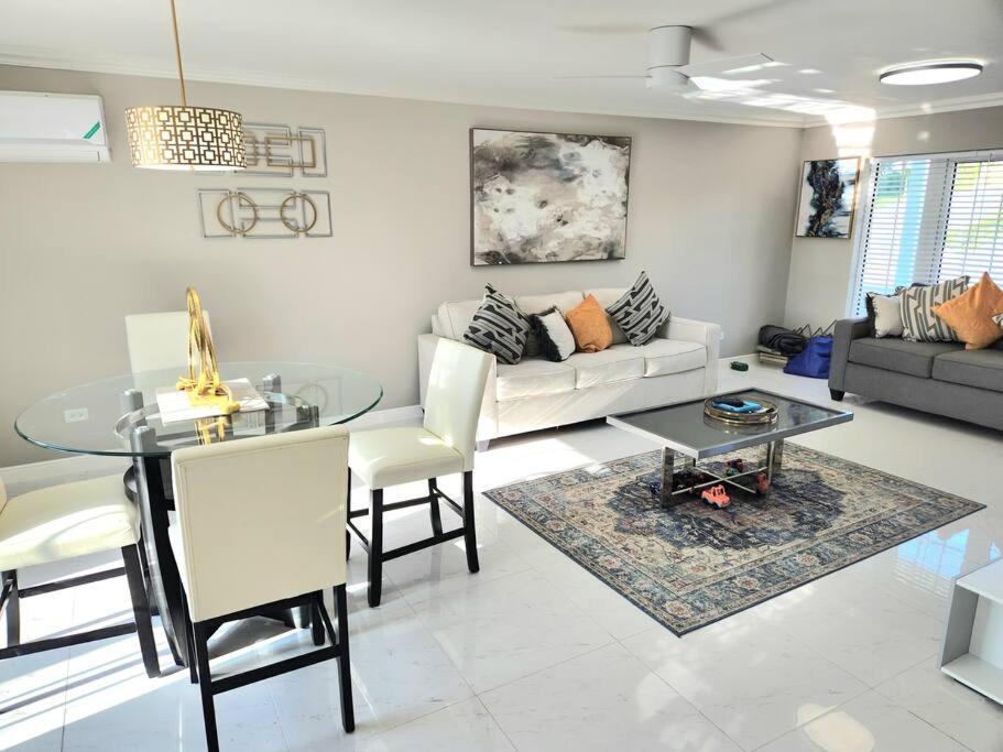 Modern Luxury 2-bedroom 2.5-bathroom Townhouse Casa de férias
