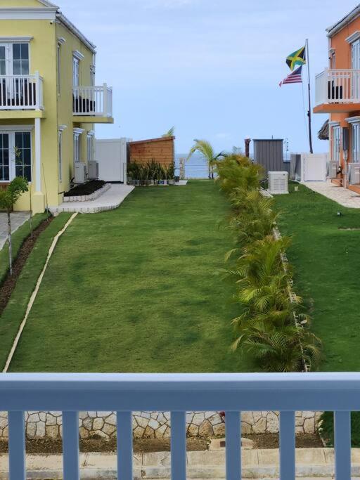 Modern Luxury 2-bedroom 2.5-bathroom Townhouse Casa de férias Negril