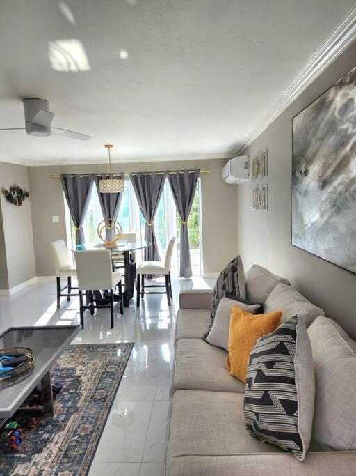 Casa de férias Modern Luxury 2-bedroom 2.5-bathroom Townhouse Negril
