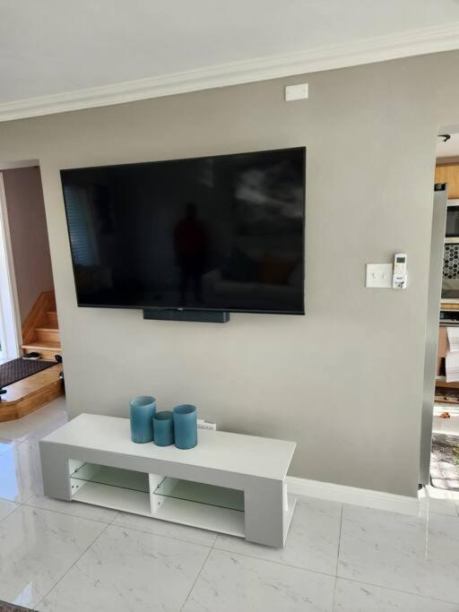 Modern Luxury 2-bedroom 2.5-bathroom Townhouse Casa de férias Negril
