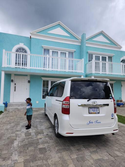 Modern Luxury 2-bedroom 2.5-bathroom Townhouse Casa de férias Negril