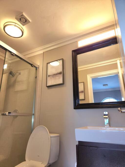 Modern Luxury 2-bedroom 2.5-bathroom Townhouse