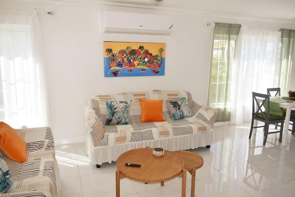Irie Vibes Ocean View Holiday home *