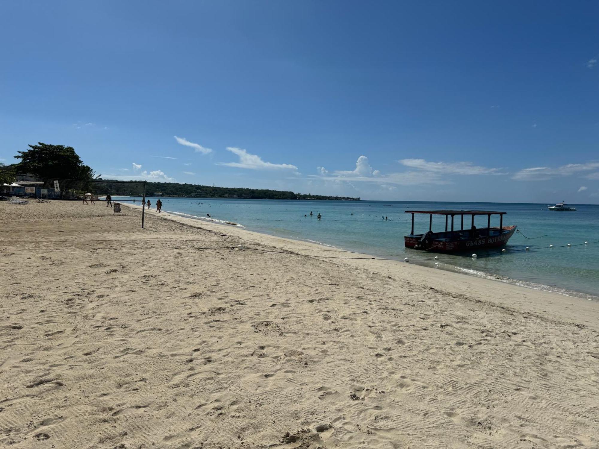 Marriott White Sands, Beachfront At Club Apartment Negril