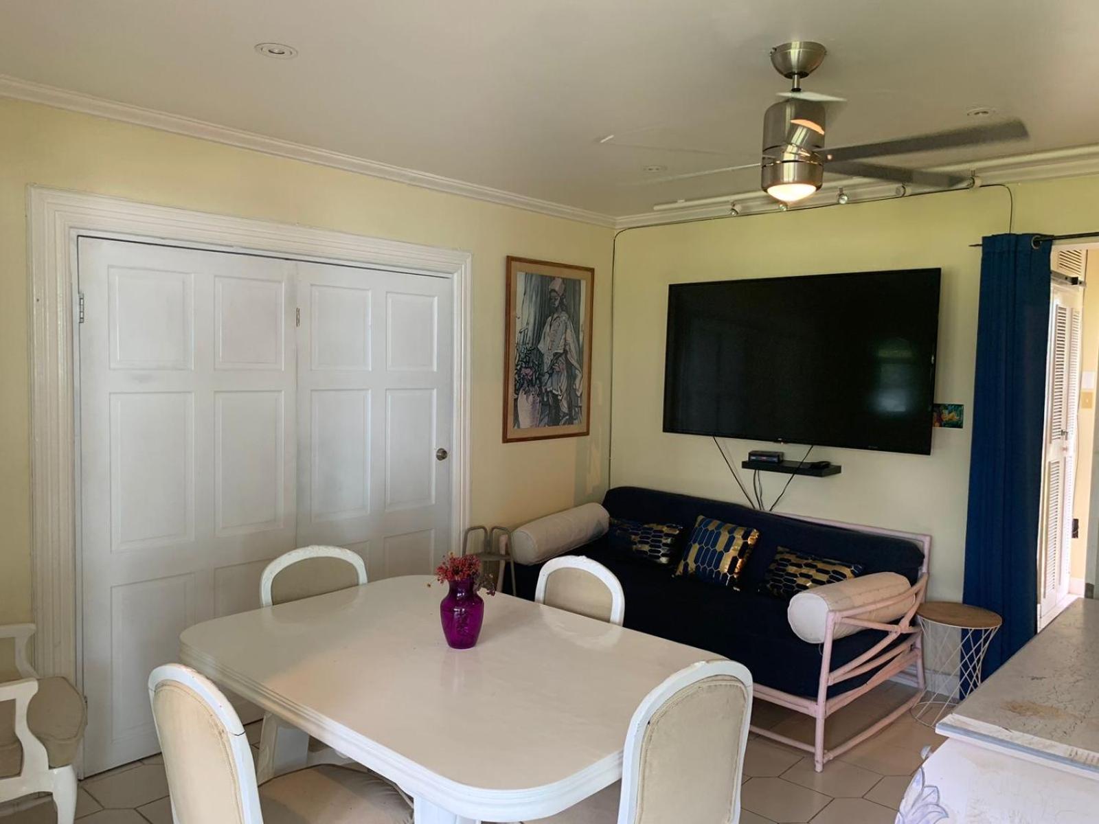 Casa Mire-lee, Seaside Serenity At 7 Miles Beach, Point Village Apartment