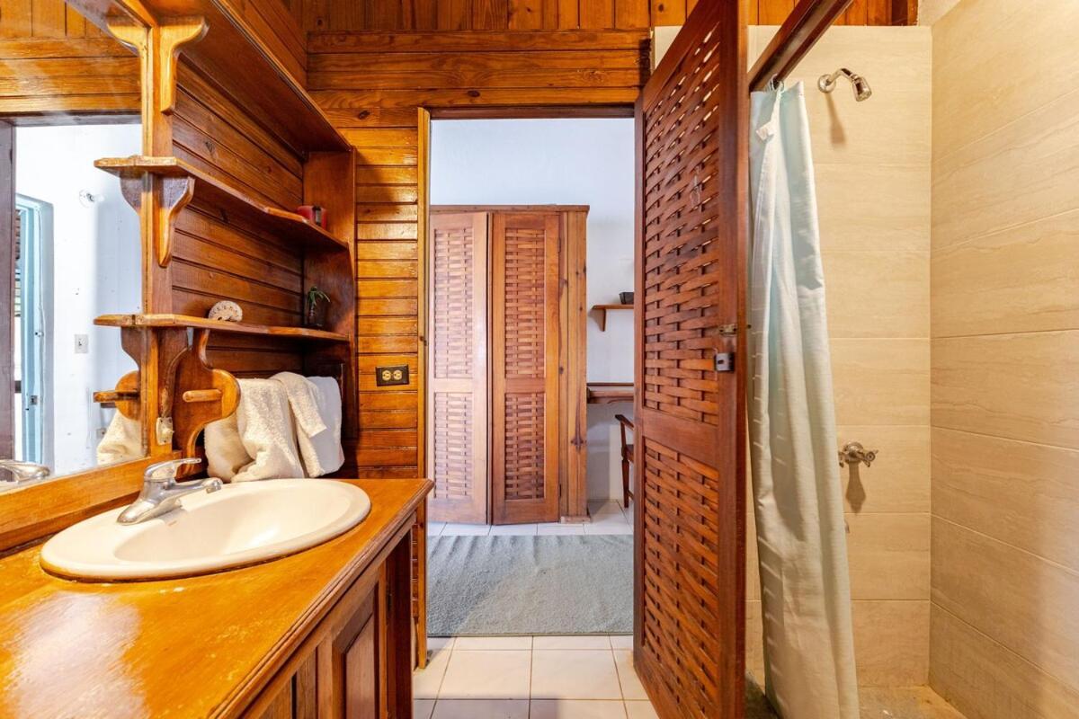 Ocean Breeze House With Pool Holiday home *