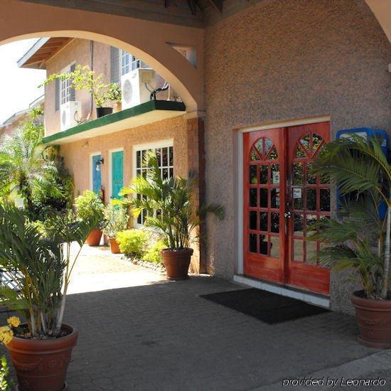 Bar-b-barn 2* Negril