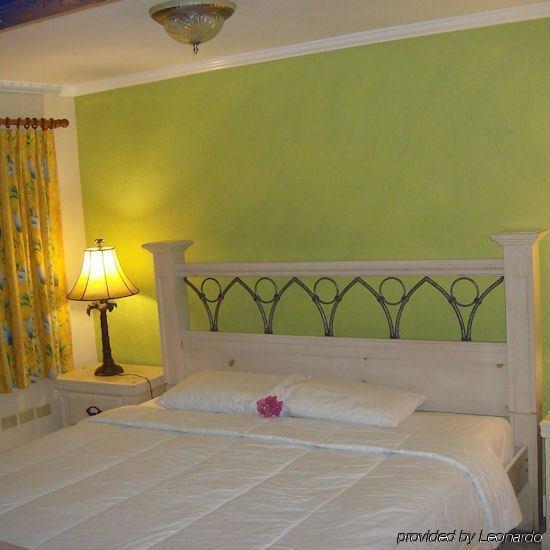 Bar-b-barn Hotel 2*