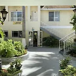 Comfy Stay In Jamaica -Enjoy 7 Miles Of White Sand Beach! Villa