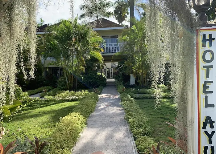 Family Comfort In Jamaica - Enjoy 7 Miles Of White Sand Beach! Villa