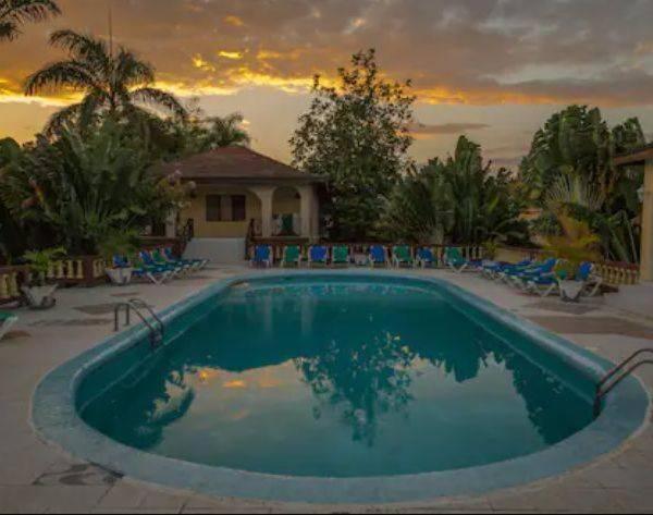 Ambitious Resort Hotel 2*