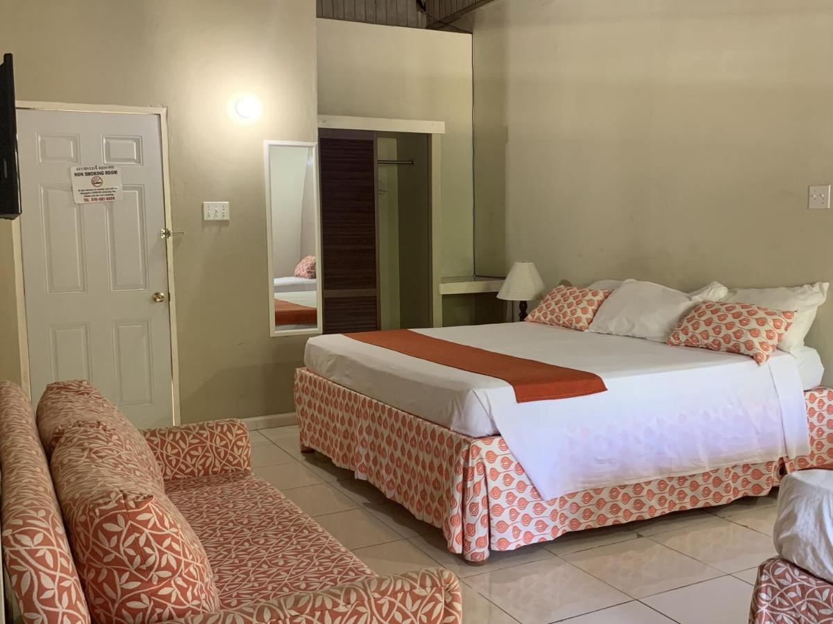 King At Oceanview In Jamaica - Enjoy 7 Miles Of White Beach! Negril