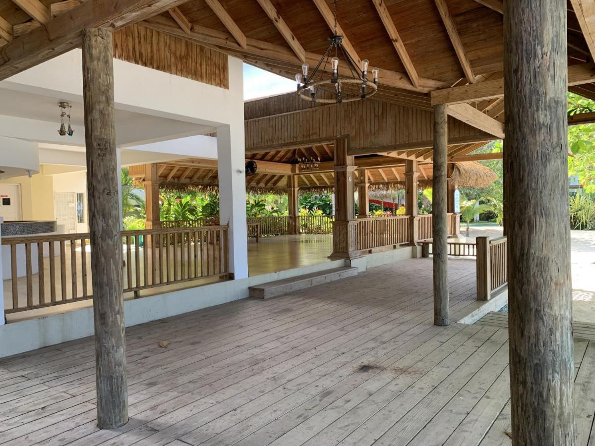 King At Oceanview In Jamaica - Enjoy 7 Miles Of White Beach!