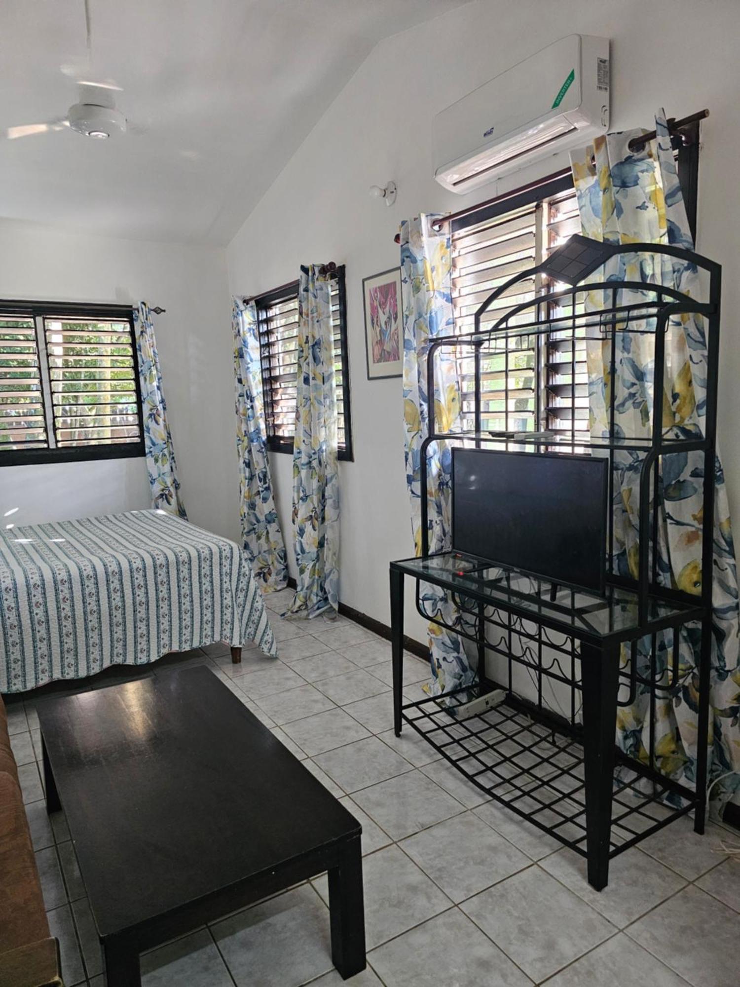 Hotel Roots Cafe Negril