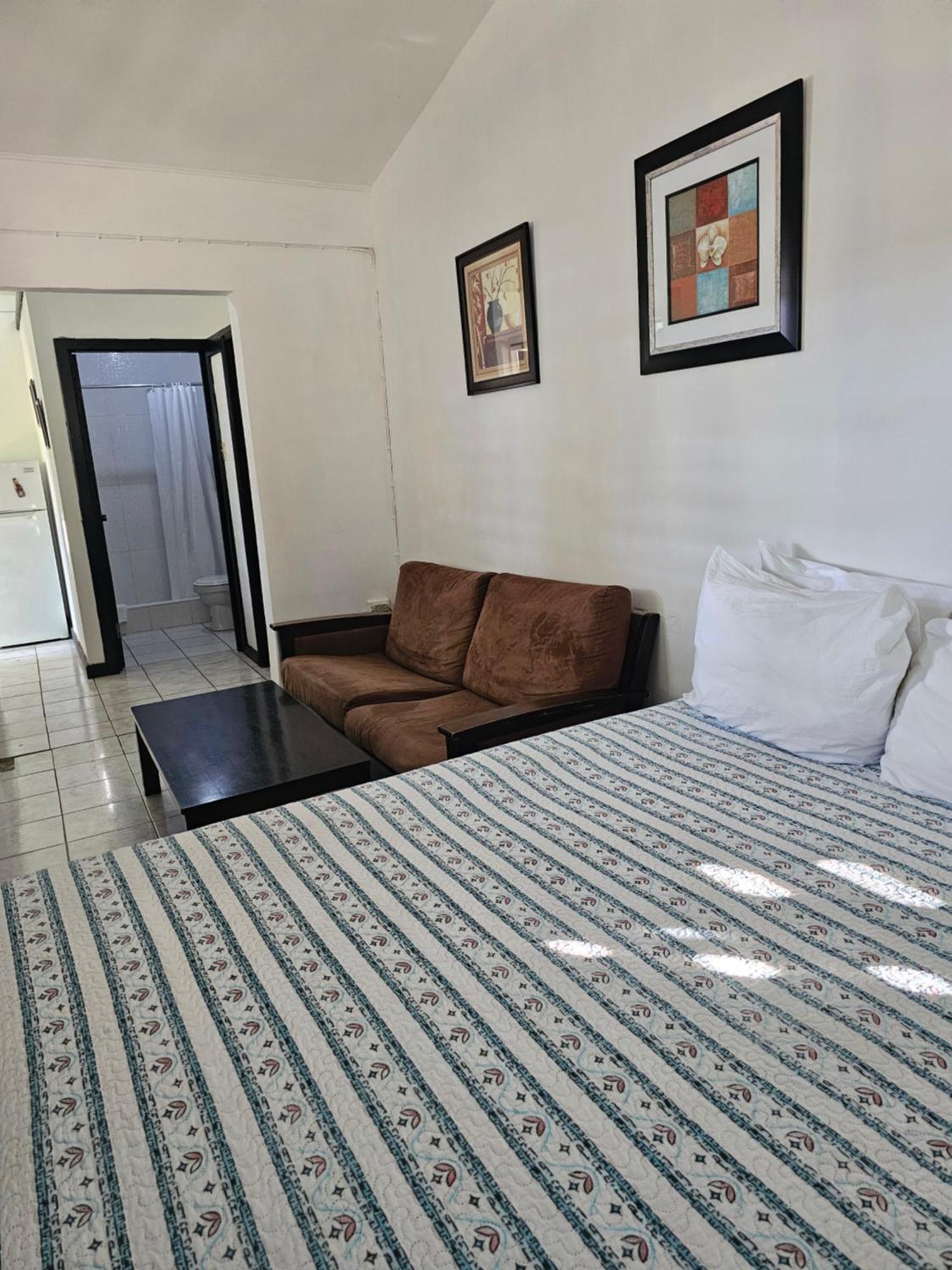Roots Cafe Hotel Negril
