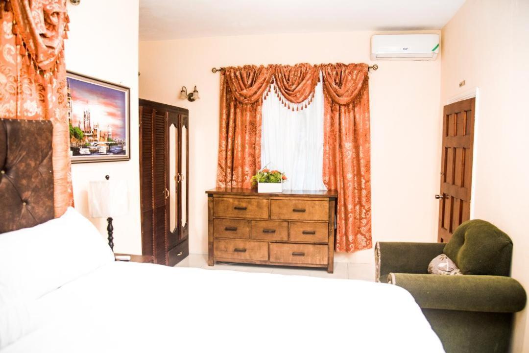 Dela De-rose Jamaica Guest house