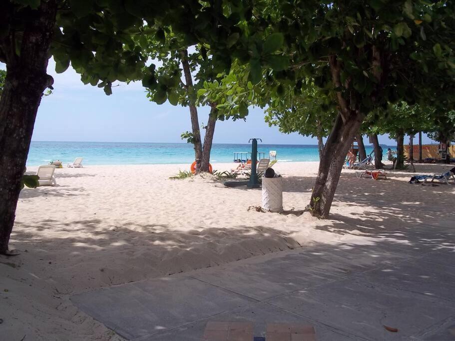 2 Bdr On 7 Mile At Club Negril