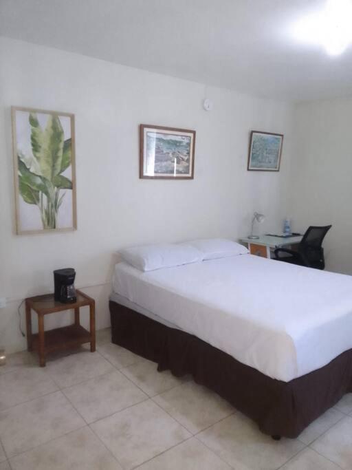 Apartment 2 Bdr On 7 Mile At Club *