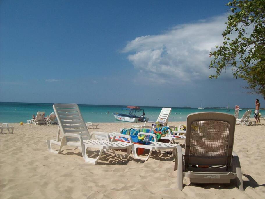 2 Bdr On 7 Mile At Club Apartment Negril