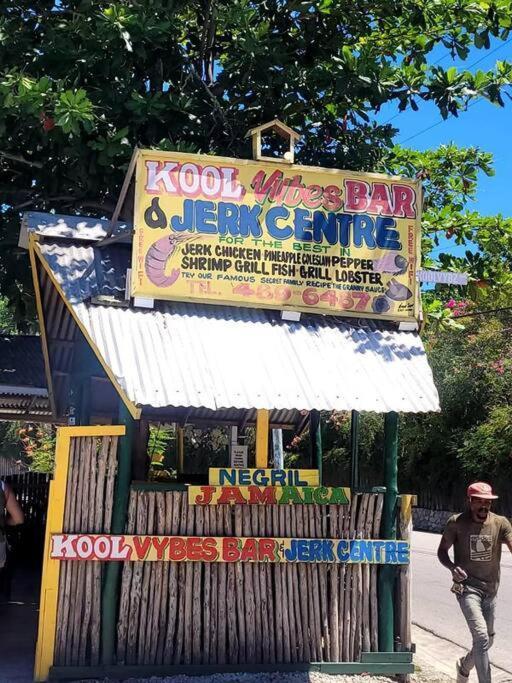 Holiday home Redy Bugs L Rustic Paradise Steps From Rick's Cafe