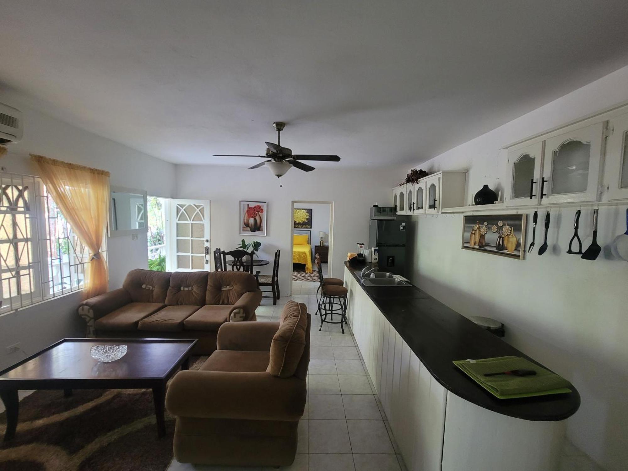 Marva's Whitehouse By Tigress 1 Apartment