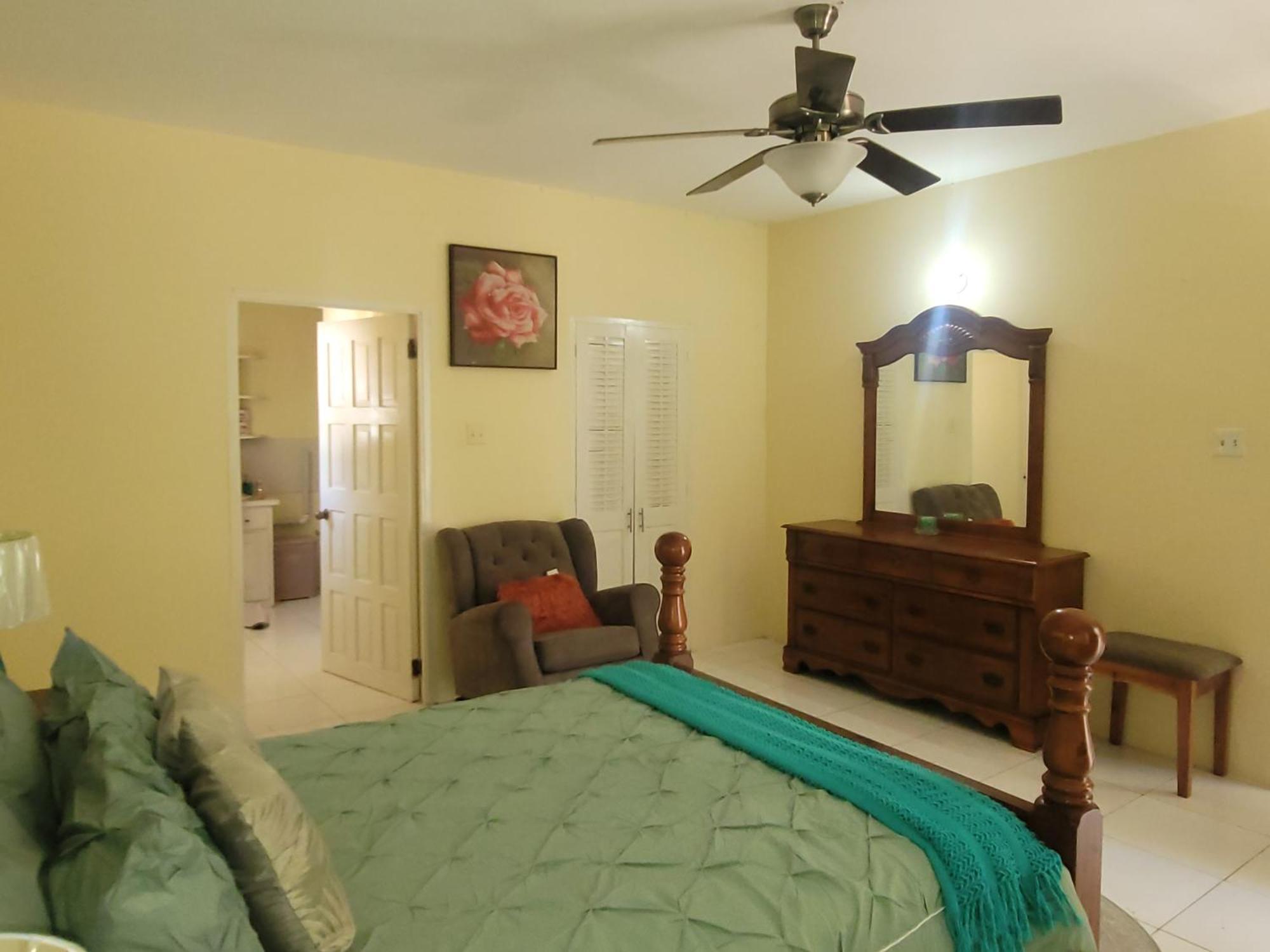 Marva's Whitehouse By Tigress 1 Apartment
