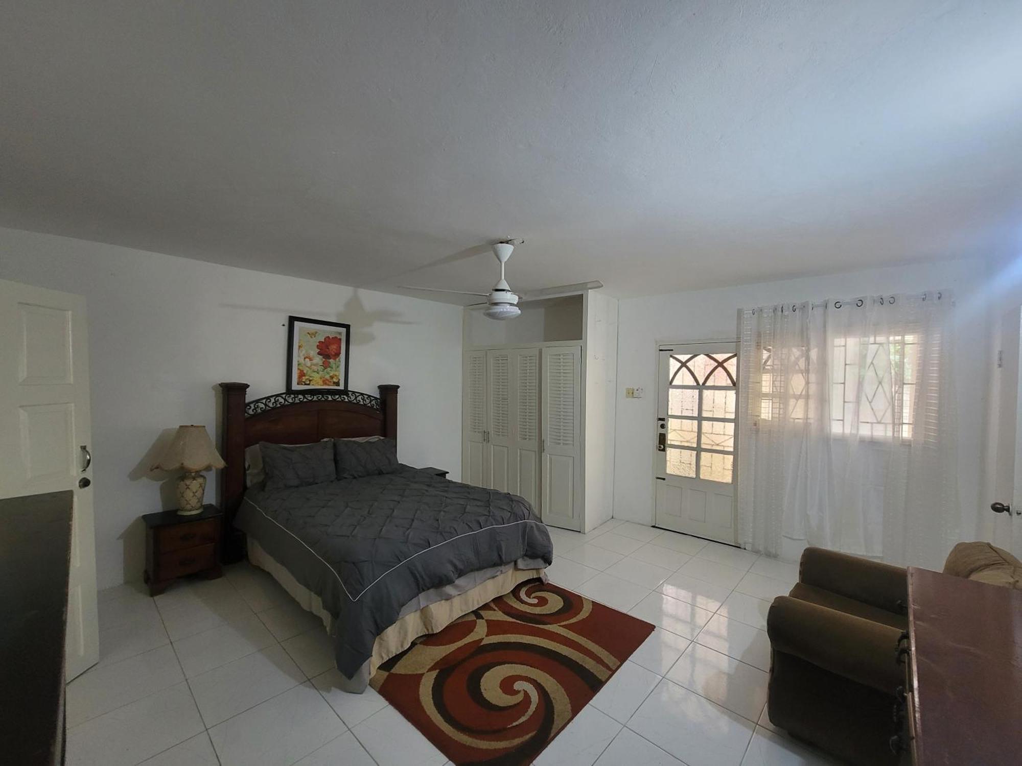 Marva's Whitehouse By Tigress 1 Apartment