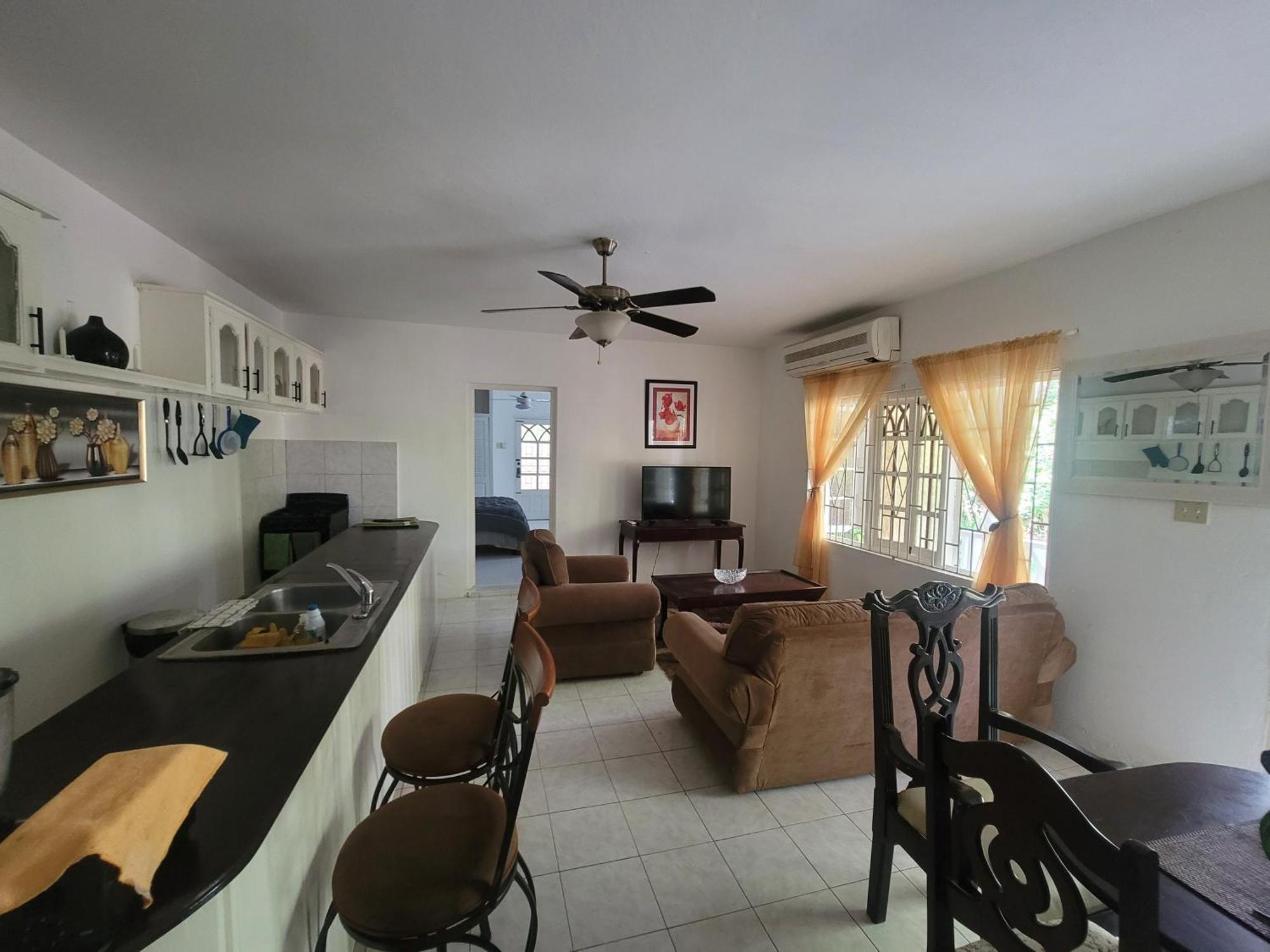 Marva's Whitehouse By Tigress 1 Apartment *