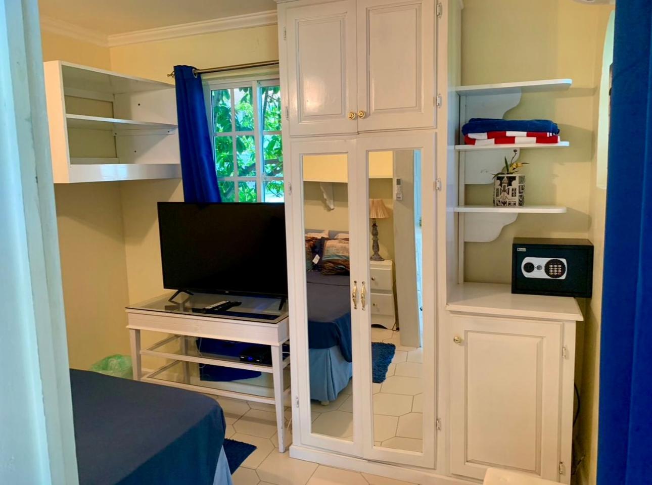 Casa Mire-lee, Seaside Serenity At 7 Miles Beach, Point Village Apartment