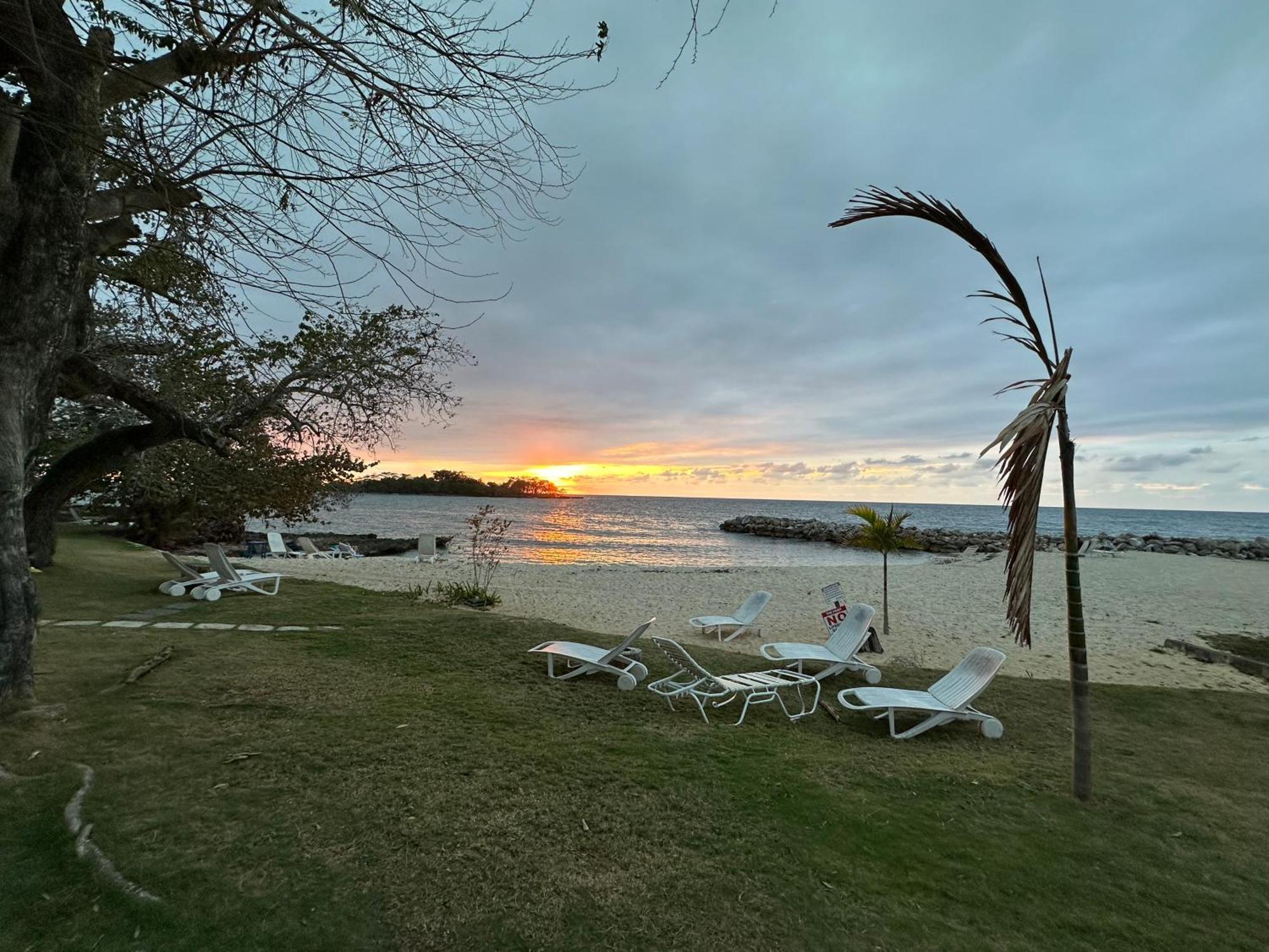 Casa Mire-lee, Seaside Serenity At 7 Miles Beach, Point Village Negril