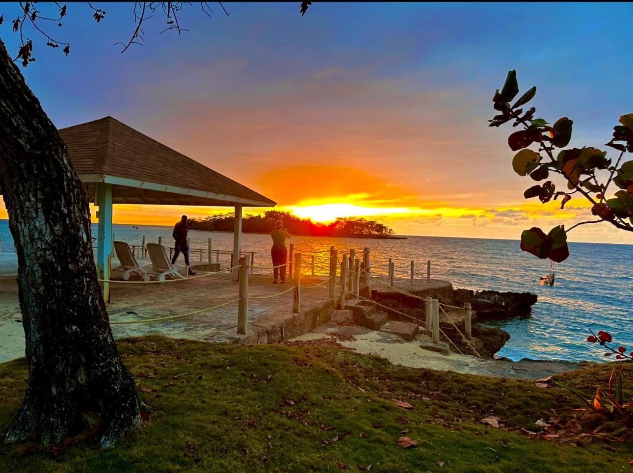 Casa Mire-lee, Seaside Serenity At 7 Miles Beach, Point Village