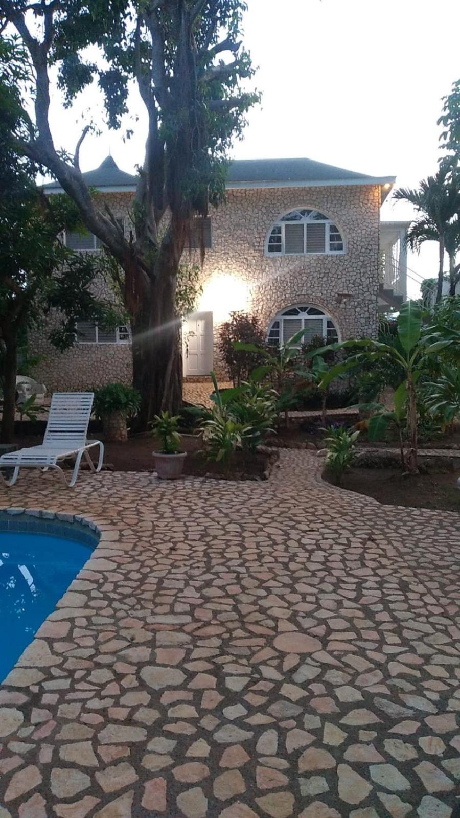 Ella Negril