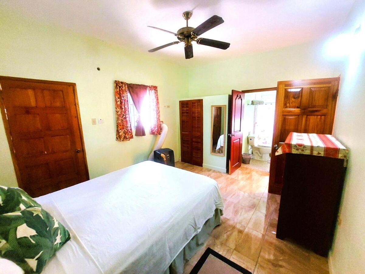 Stoney Gate -cozy With Wifi, Ac And Tv * Negril