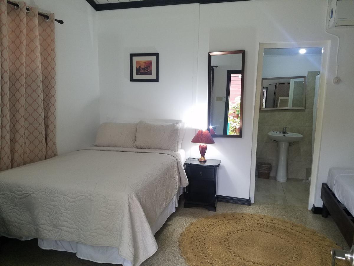 Roots Cafe Hotel