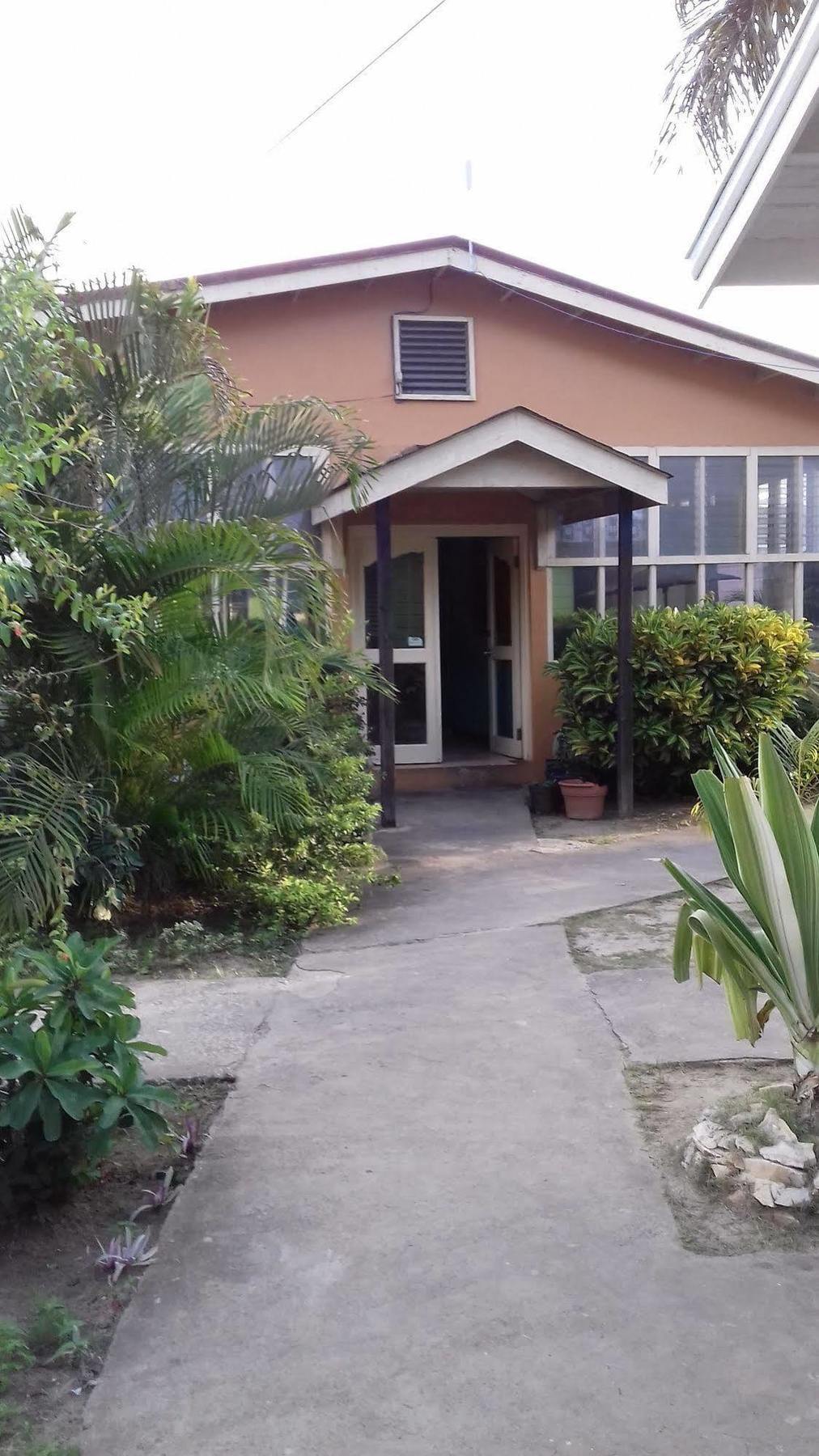 Roots Bamboo Hotel 2*