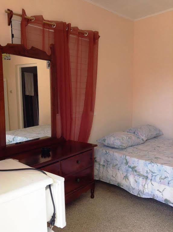 Roots Bamboo Hotel 2*
